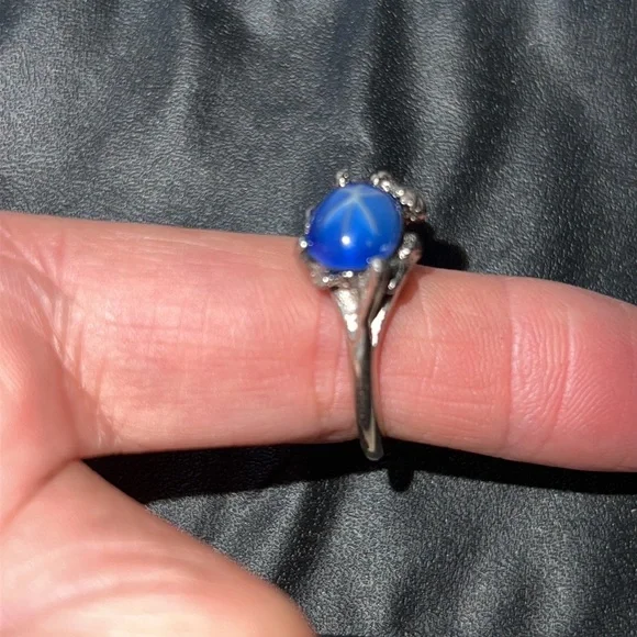Faux Star Sapphire ring in silver setting - Picture 3 of 5